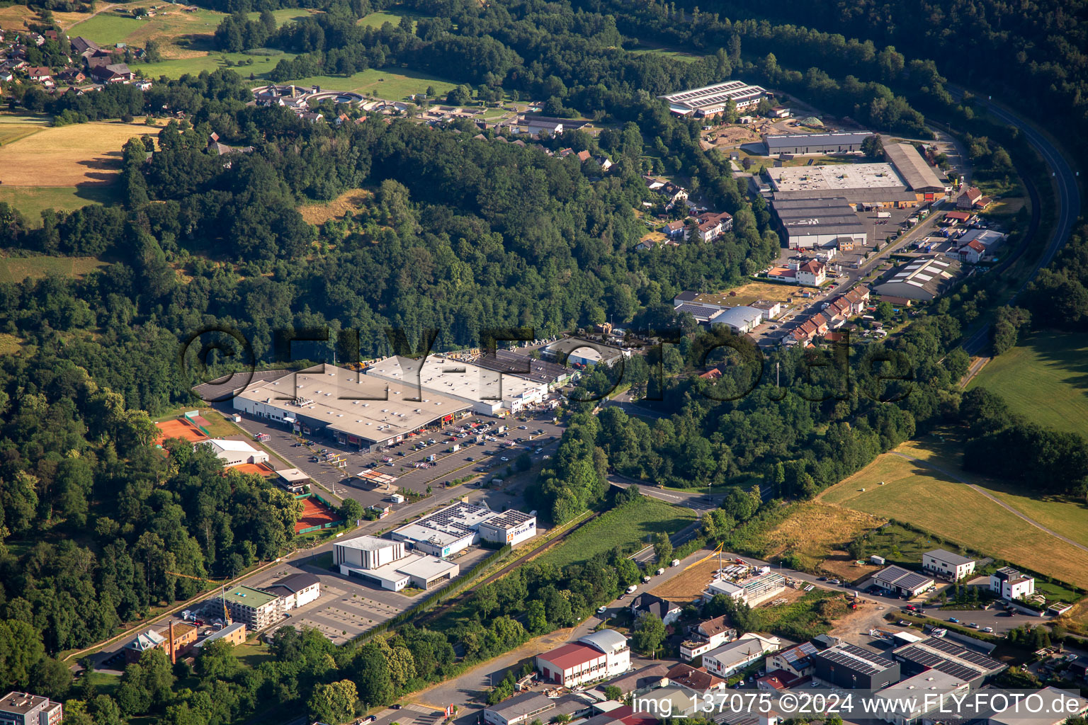 Vue aérienne de Centres commerciaux sur Unterer Hammer à le quartier Unterer Hammer in Michelstadt dans le département Hesse, Allemagne