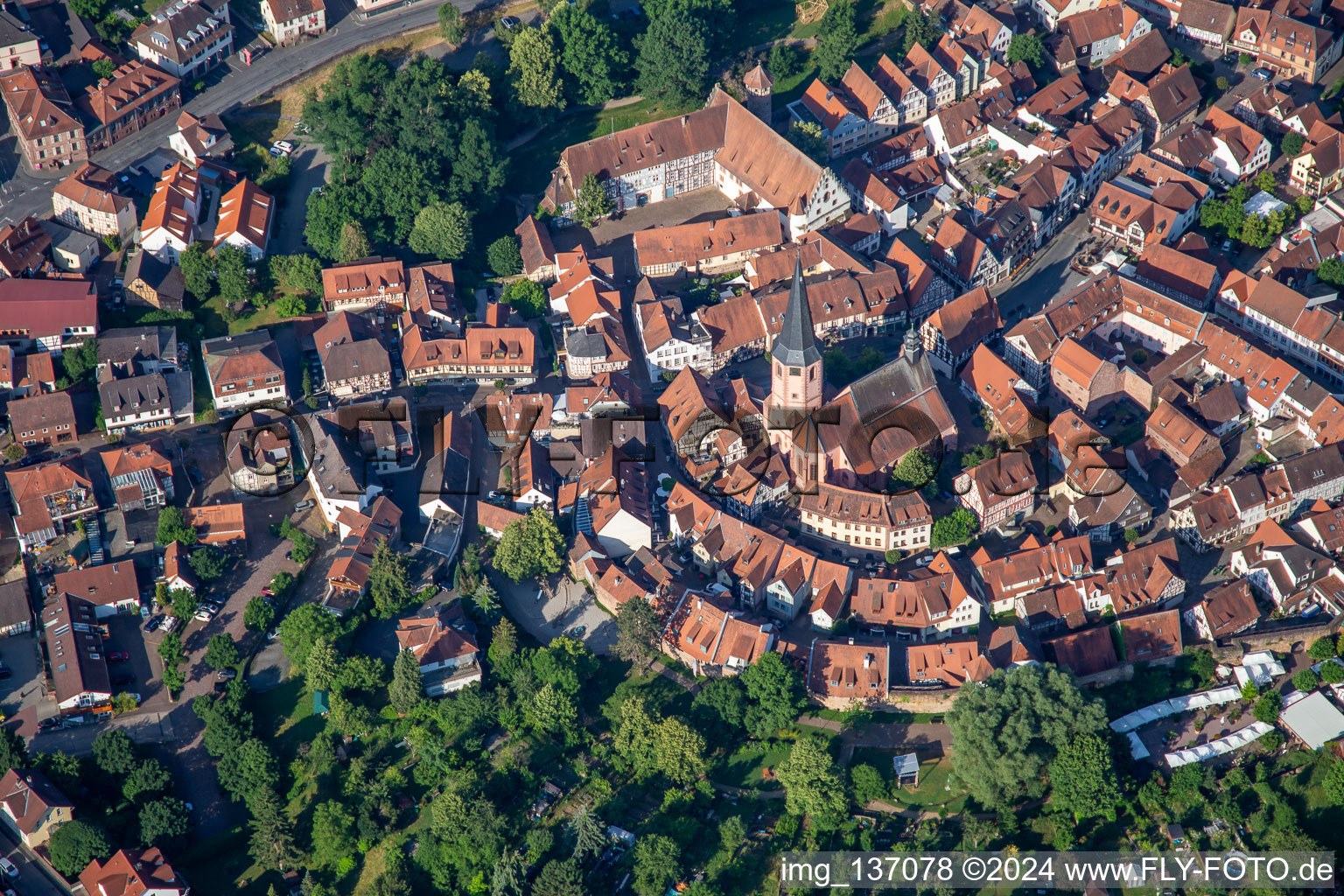 Vue aérienne de Église historique de la vieille ville à Michelstadt dans le département Hesse, Allemagne