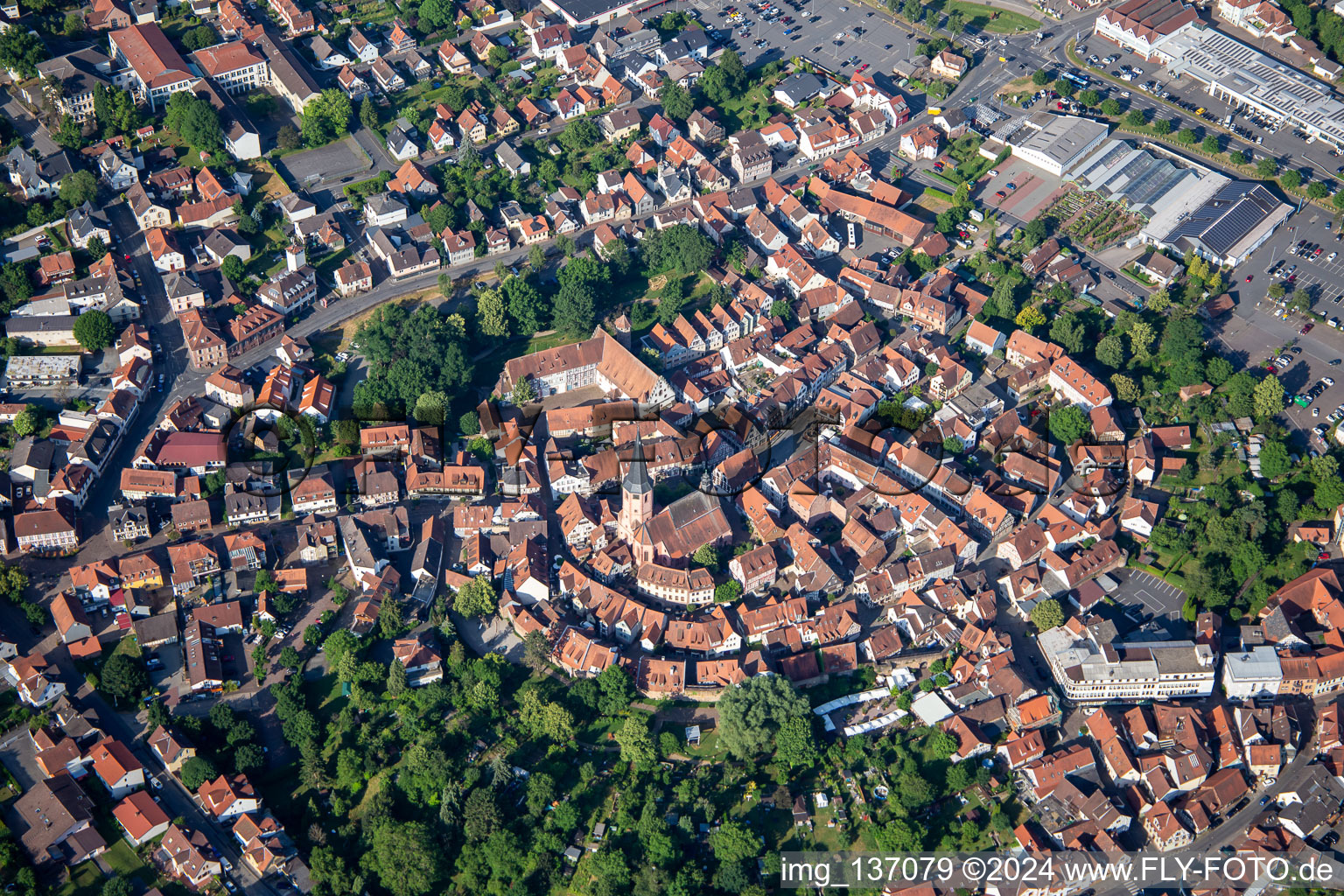 Vue aérienne de Église du marché historique de la vieille ville du nord-est à Michelstadt dans le département Hesse, Allemagne