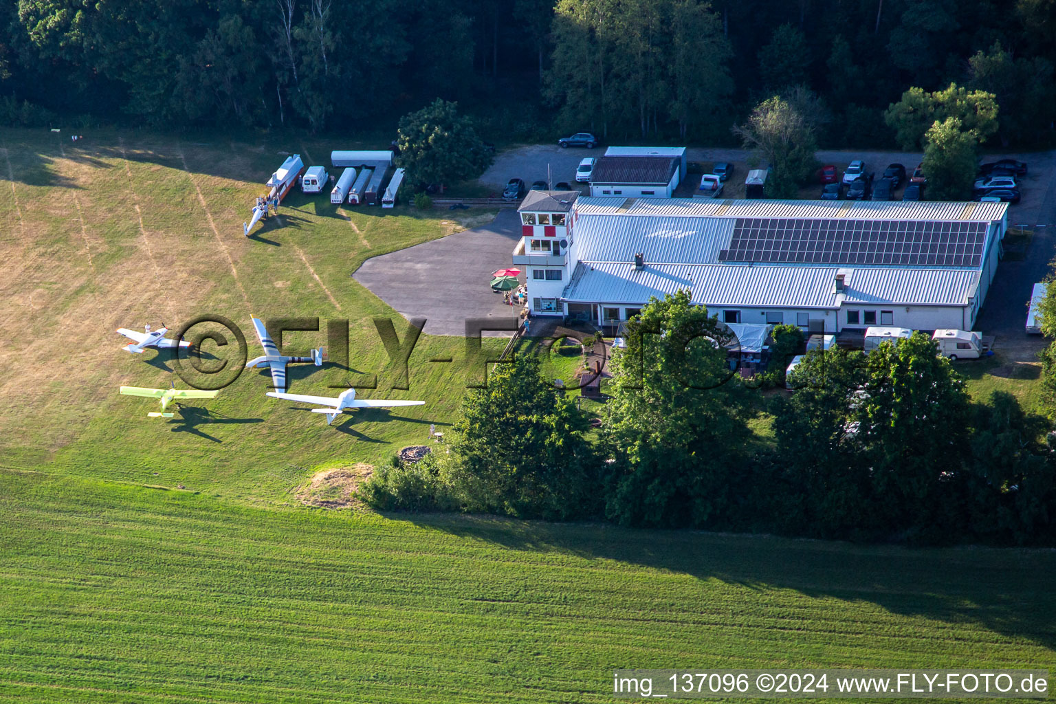 Vue aérienne de Aéroport Vielbrunn à le quartier Vielbrunn in Michelstadt dans le département Hesse, Allemagne