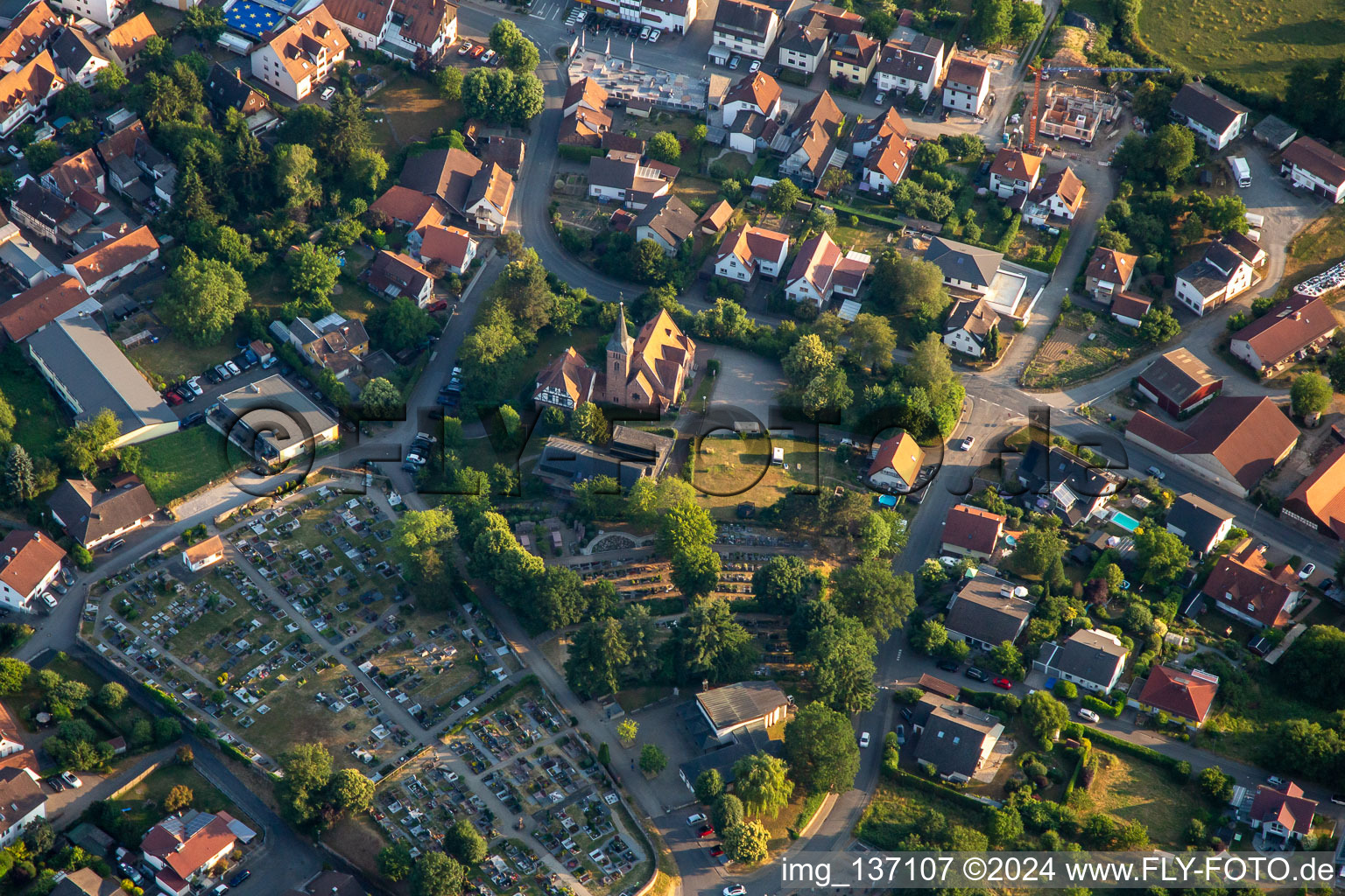 Vue aérienne de Cimetière et église évangélique Fürth - Communauté de l'église évangélique Fürth à Fürth dans le département Hesse, Allemagne