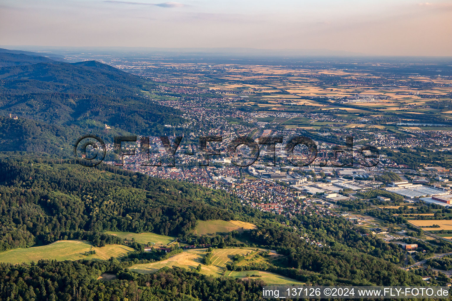 Vue aérienne de Du nord-est à Weinheim dans le département Bade-Wurtemberg, Allemagne