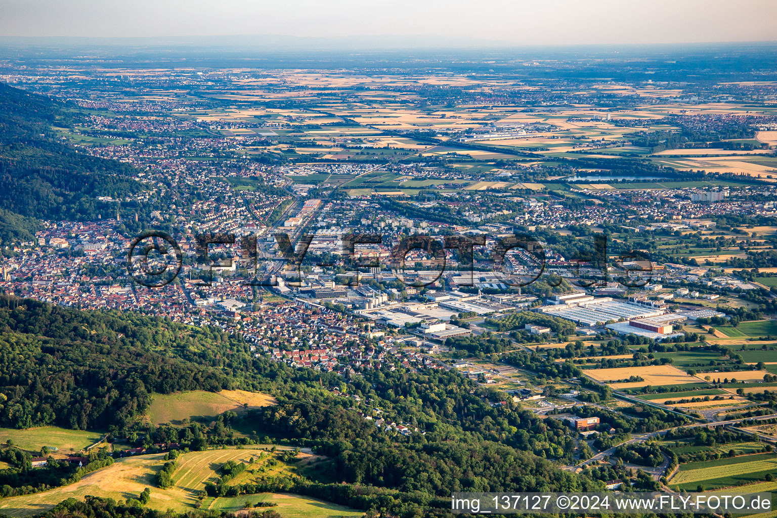 Vue aérienne de Du nord-est à Weinheim dans le département Bade-Wurtemberg, Allemagne