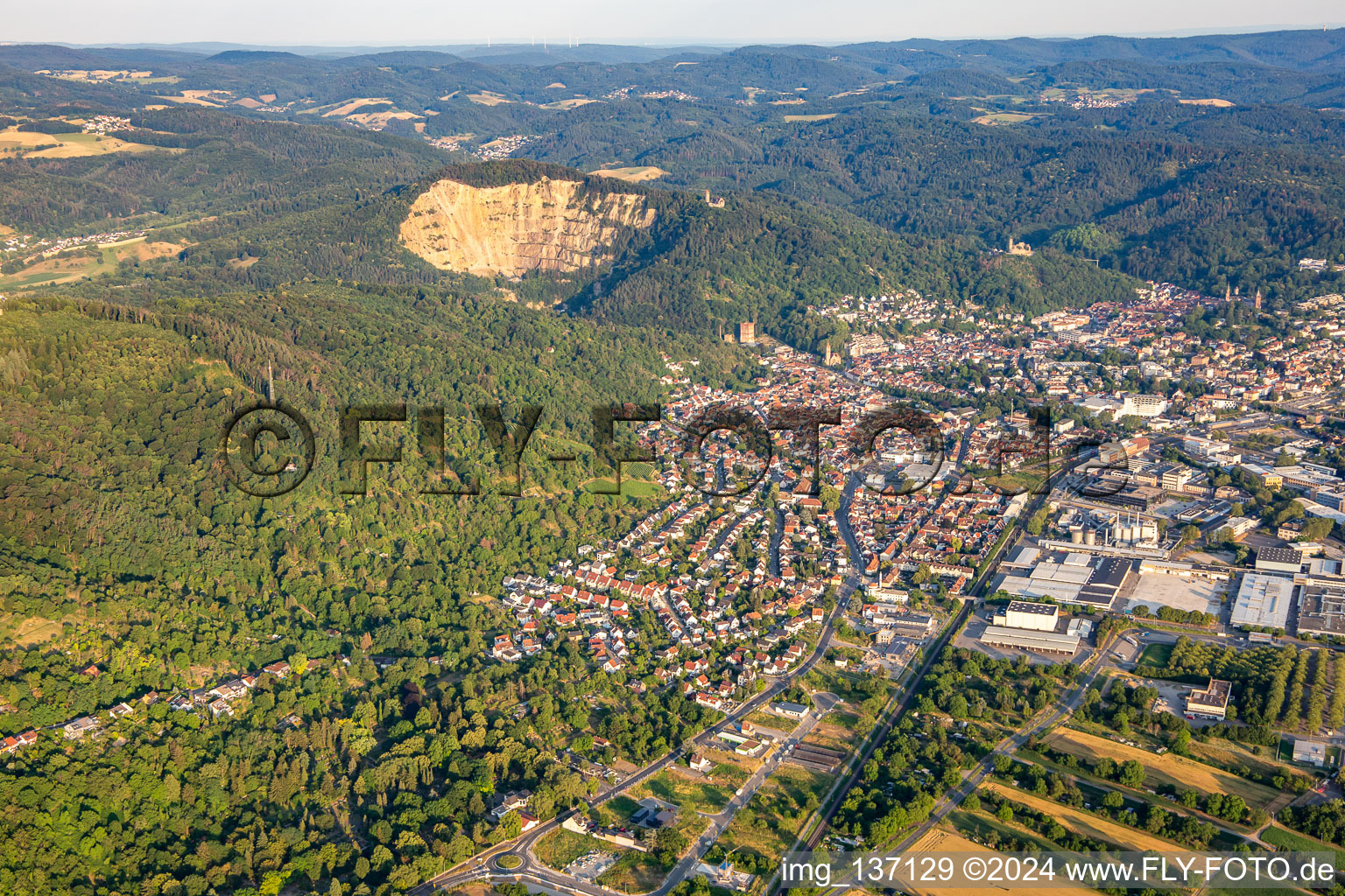 Vue aérienne de Avec carrière à Weinheim dans le département Bade-Wurtemberg, Allemagne