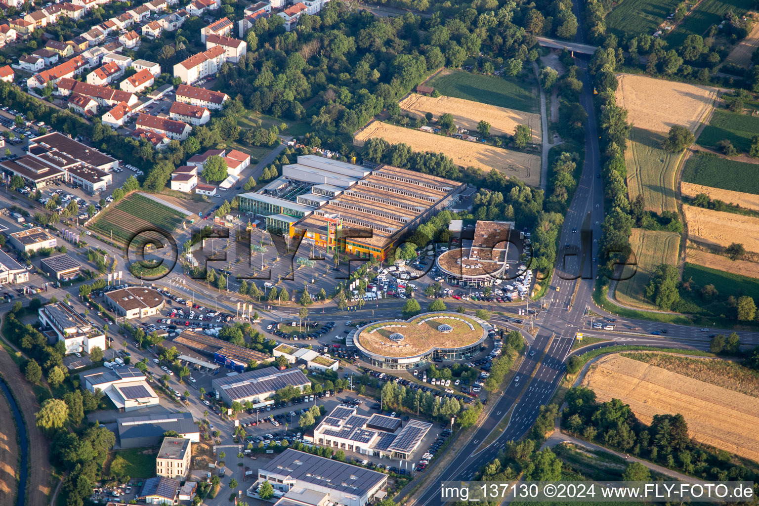 Vue aérienne de Autohaus Ebert GmbH & Co. KG et Globus Baumarkt Weinheim à Weinheim dans le département Bade-Wurtemberg, Allemagne