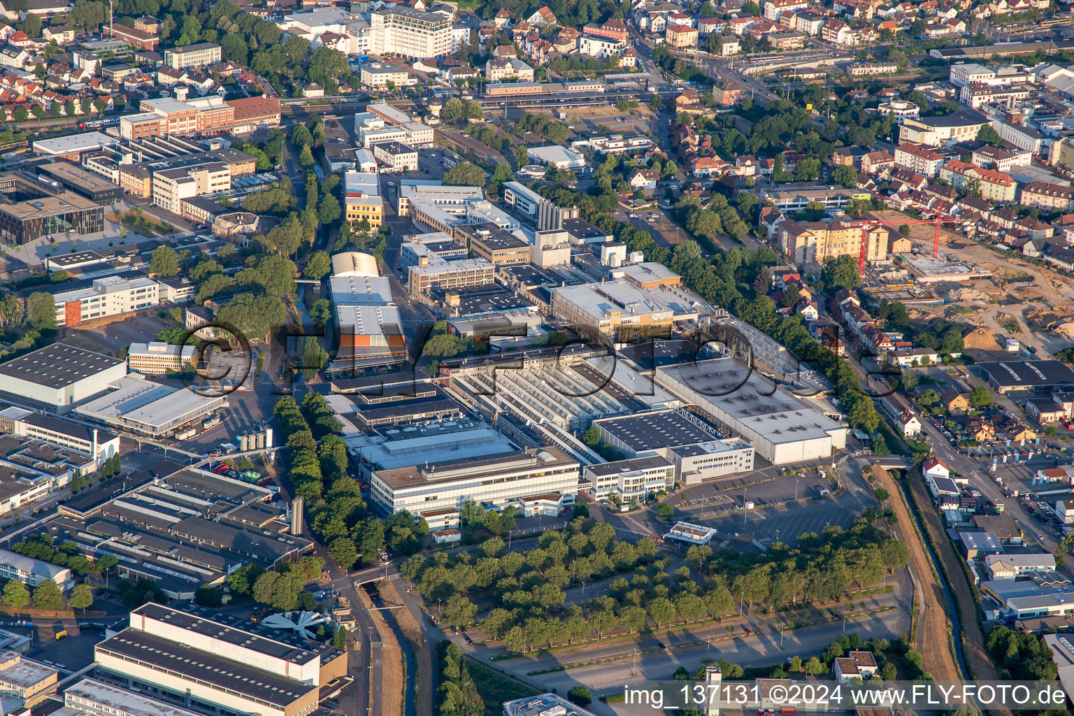 Vue aérienne de Nora Systems GmbH, Freudenberg Sealing Technologies à Weinheim dans le département Bade-Wurtemberg, Allemagne