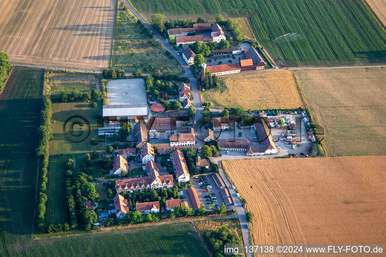 Vue aérienne de Maison de rue à le quartier Wallstadt in Mannheim dans le département Bade-Wurtemberg, Allemagne