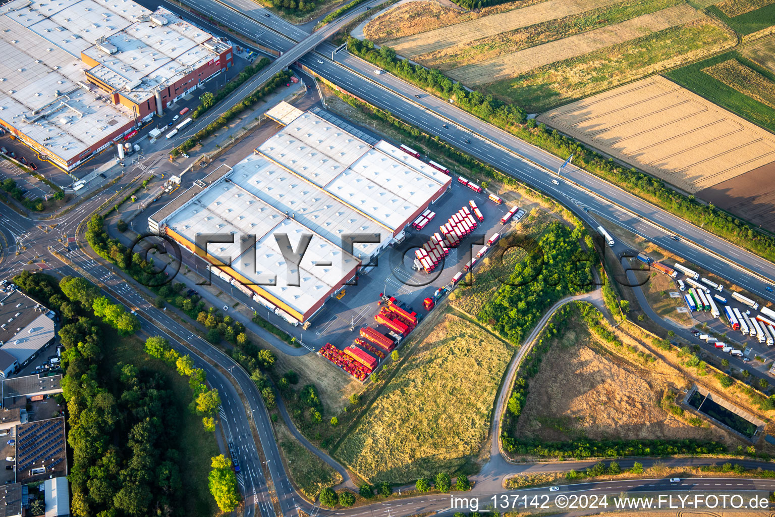 Vue aérienne de Coca-Cola Europacific Partners Deutschland GmbH, emplacement Mannheim à le quartier Vogelstang in Mannheim dans le département Bade-Wurtemberg, Allemagne