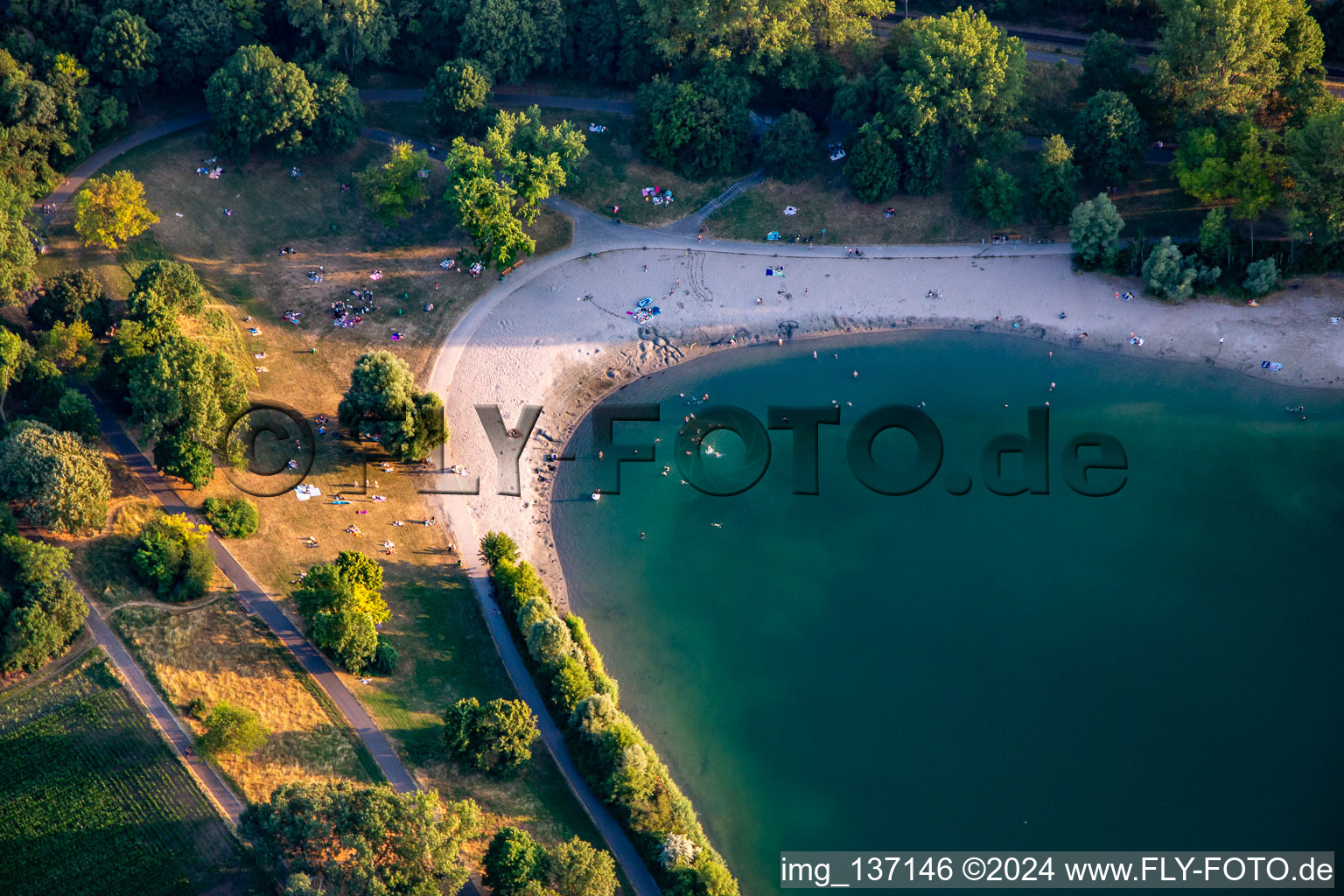 Vue aérienne de Plage de baignade lac Vogelstang à le quartier Vogelstang in Mannheim dans le département Bade-Wurtemberg, Allemagne