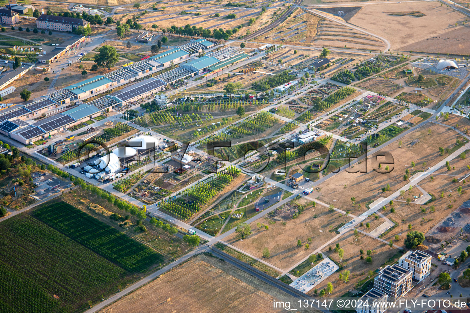 Vue aérienne de TERRAIN EXPÉRIMENTAL dans le Parc Spinelli du Salon Fédéral des Jardins Mannheim BUGA 2023 à le quartier Käfertal in Mannheim dans le département Bade-Wurtemberg, Allemagne