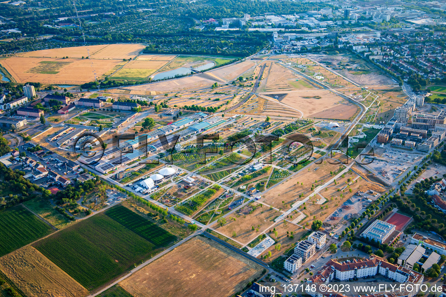 Vue aérienne de Vue d'ensemble depuis le nord-ouest du parc Spinelli du Salon fédéral des jardins Mannheim BUGA 2023 à le quartier Käfertal in Mannheim dans le département Bade-Wurtemberg, Allemagne