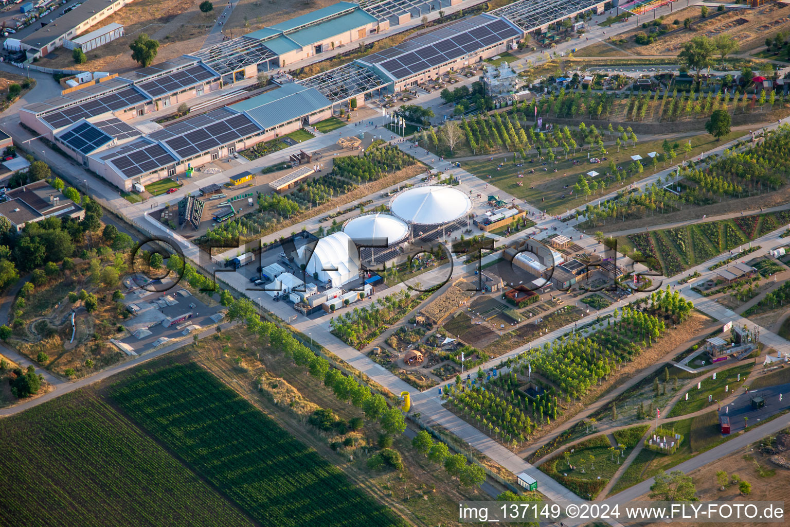 Vue aérienne de Scène principale du parc Spinelli du Salon fédéral des jardins Mannheim BUGA 2023 à le quartier Feudenheim in Mannheim dans le département Bade-Wurtemberg, Allemagne