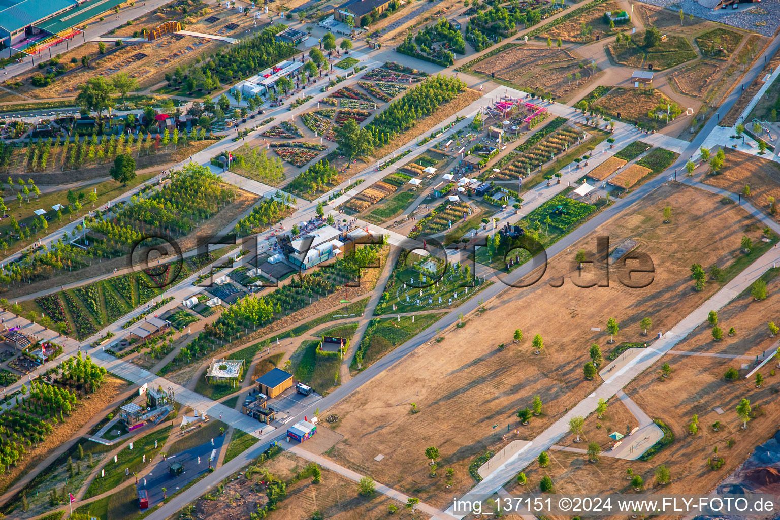 Vue aérienne de TERRAIN EXPÉRIMENTAL dans le Parc Spinelli du Salon Fédéral des Jardins Mannheim BUGA 2023 à le quartier Käfertal in Mannheim dans le département Bade-Wurtemberg, Allemagne