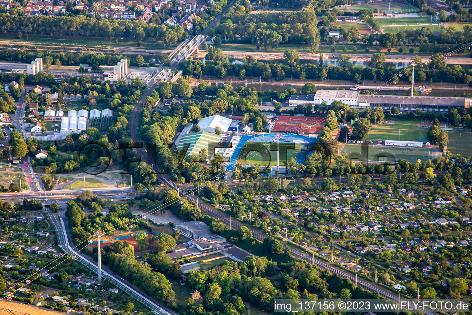 Vue aérienne de Téléphérique de Spinelli au parc Luisen du Salon fédéral des jardins Mannheim BUGA 2023 à le quartier Neckarstadt-Ost in Mannheim dans le département Bade-Wurtemberg, Allemagne