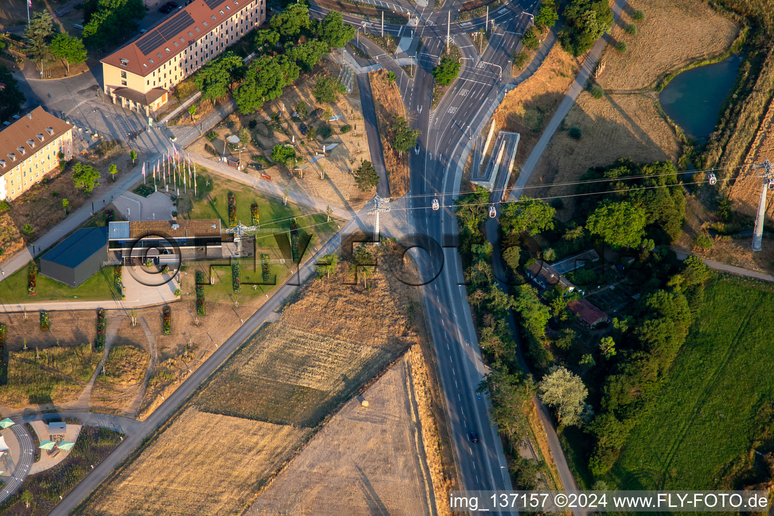 Vue aérienne de Station de téléphérique Luisen-Park depuis Spinelpark au Federal Garden Show Mannheim BUGA 2023 à le quartier Oststadt in Mannheim dans le département Bade-Wurtemberg, Allemagne