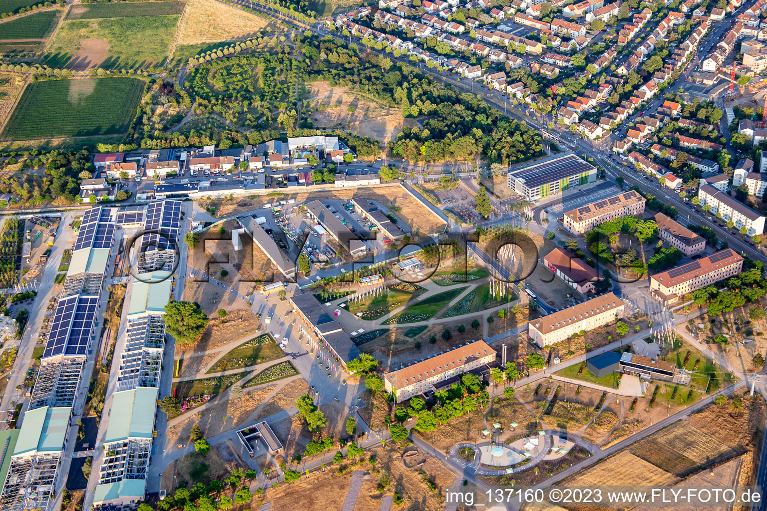 Vue aérienne de Espace d'accueil et U-Halls dans le Parc Spinelli du Salon Fédéral des Jardins Mannheim BUGA 2023 à le quartier Feudenheim in Mannheim dans le département Bade-Wurtemberg, Allemagne