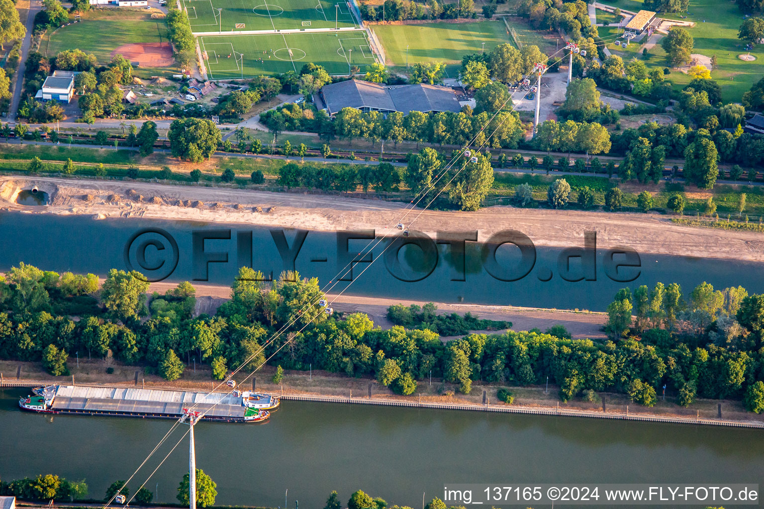 Vue aérienne de Station de téléphérique sur le Neckar de Spinelli au parc Luisen du Salon fédéral des jardins Mannheim BUGA 2023 à le quartier Neckarstadt-Ost in Mannheim dans le département Bade-Wurtemberg, Allemagne