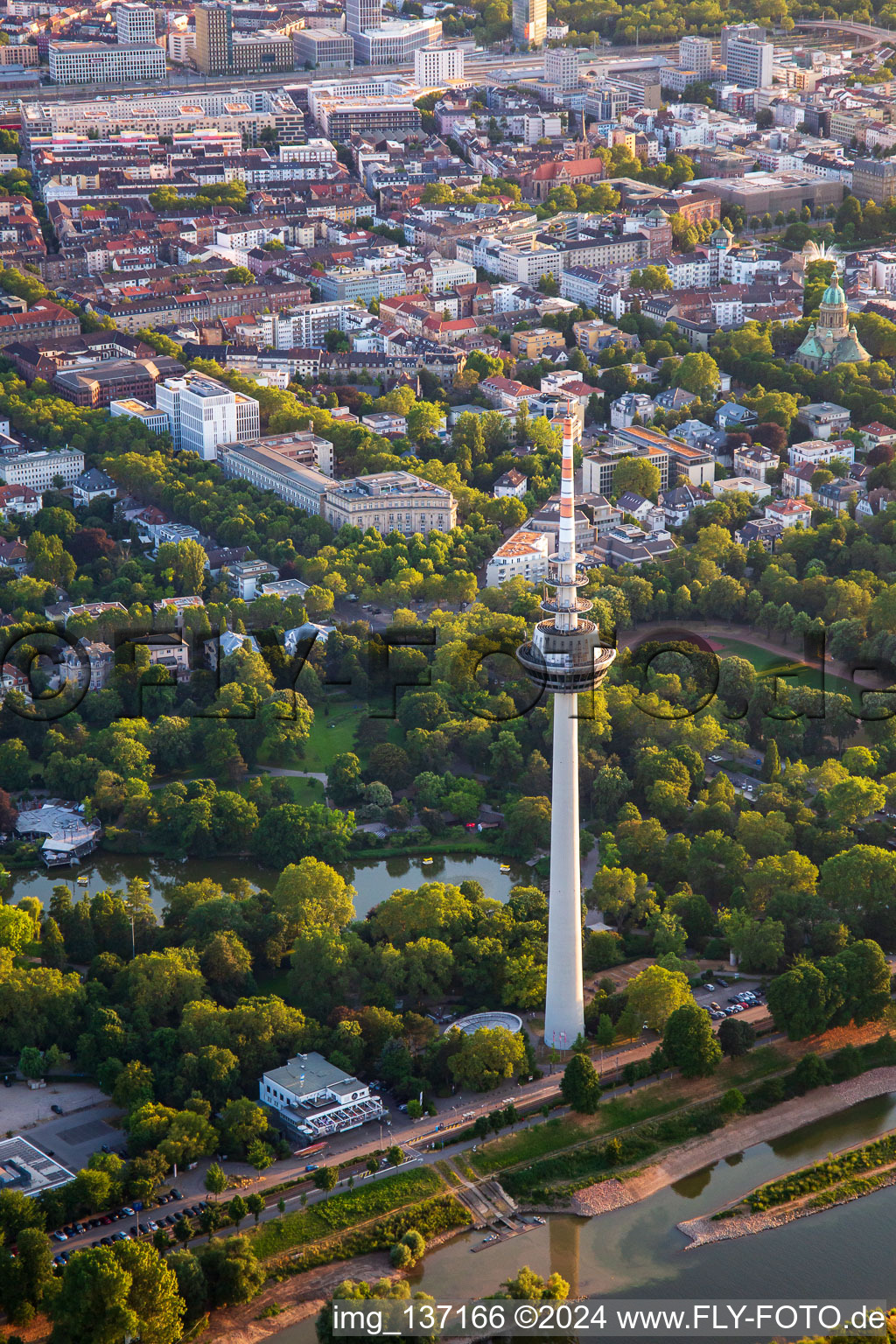 Vue aérienne de Tour de télécommunications Mannheim à le quartier Neckarstadt-Ost in Mannheim dans le département Bade-Wurtemberg, Allemagne