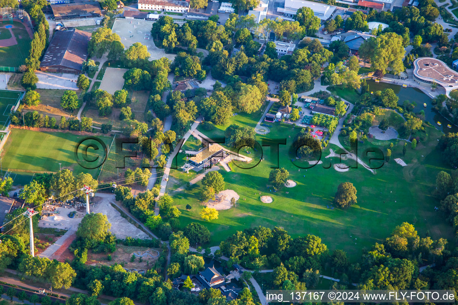 Vue aérienne de Station du téléphérique de Luisen au parc Spinelli du Salon fédéral des jardins Mannheim BUGA 2023 à le quartier Oststadt in Mannheim dans le département Bade-Wurtemberg, Allemagne