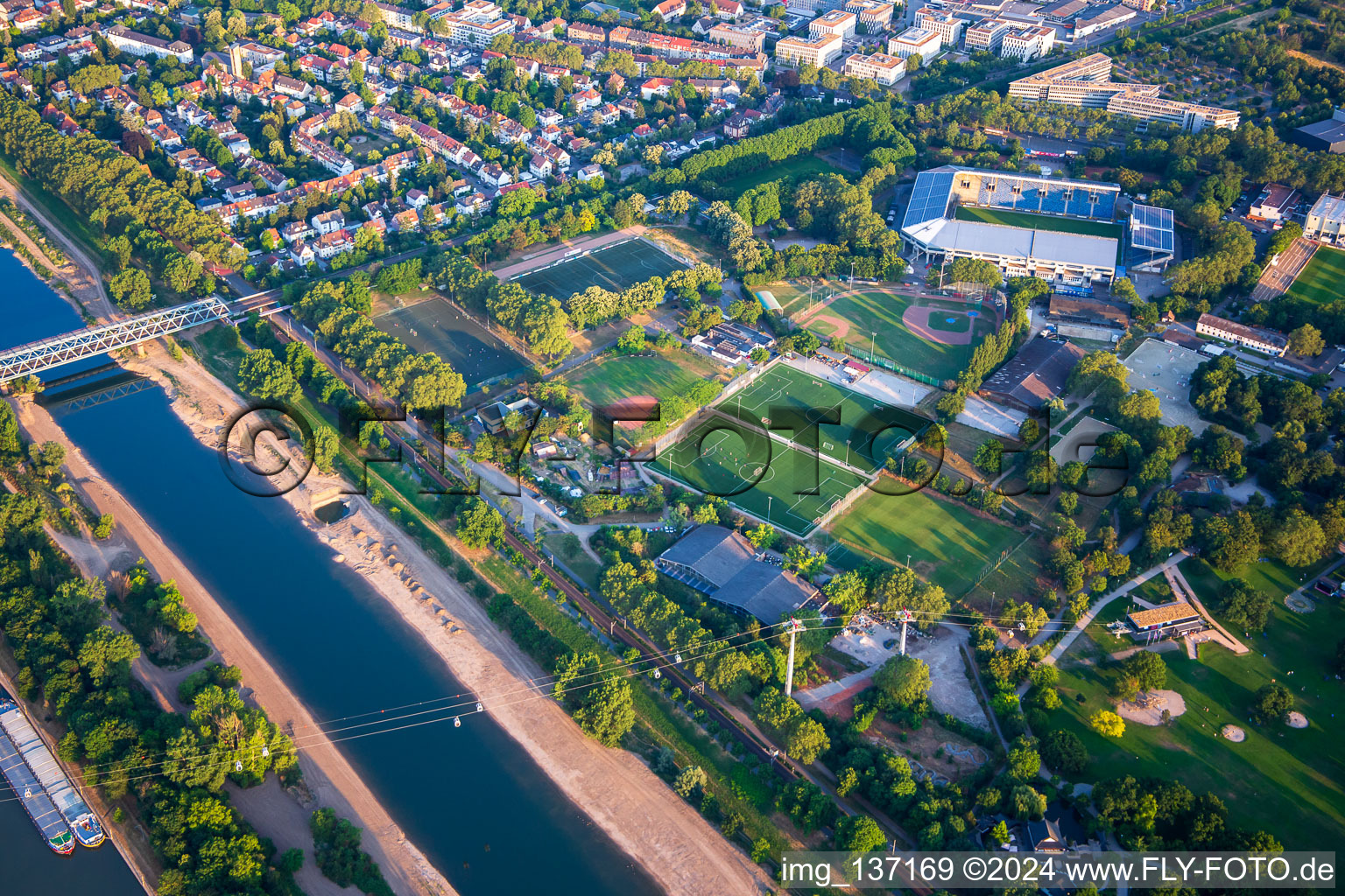 Vue aérienne de Téléphérique sur le Neckar du Luisenpark au Spinellipark du Salon fédéral des jardins Mannheim BUGA 2023 à le quartier Oststadt in Mannheim dans le département Bade-Wurtemberg, Allemagne