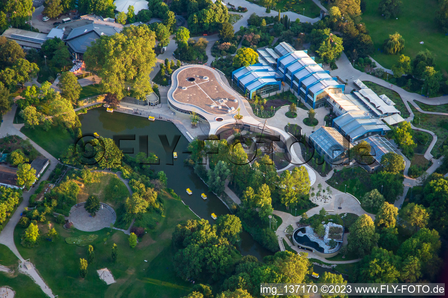 Vue aérienne de Maison d'exposition des plantes (jardin botanique) à Luisenpark, dans le cadre du Federal Garden Show 2023 BUGA23 à le quartier Oststadt in Mannheim dans le département Bade-Wurtemberg, Allemagne
