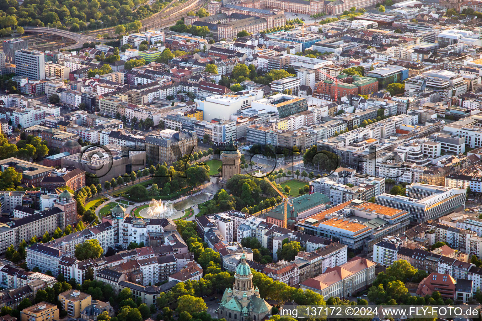 Vue aérienne de Roseraie et château d'eau à le quartier Oststadt in Mannheim dans le département Bade-Wurtemberg, Allemagne