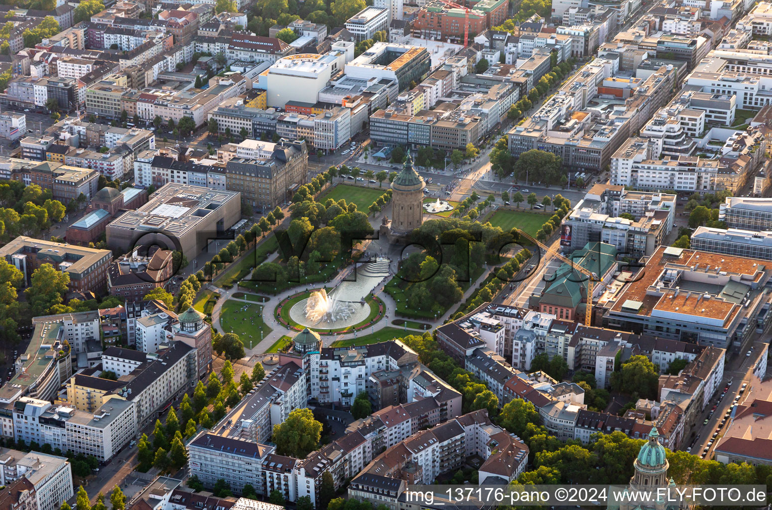 Vue aérienne de Centre des congrès Rosengarten et château d'eau à le quartier Oststadt in Mannheim dans le département Bade-Wurtemberg, Allemagne