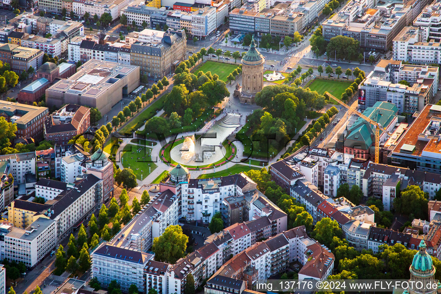 Vue aérienne de Centre des congrès Rosengarten et château d'eau à le quartier Oststadt in Mannheim dans le département Bade-Wurtemberg, Allemagne