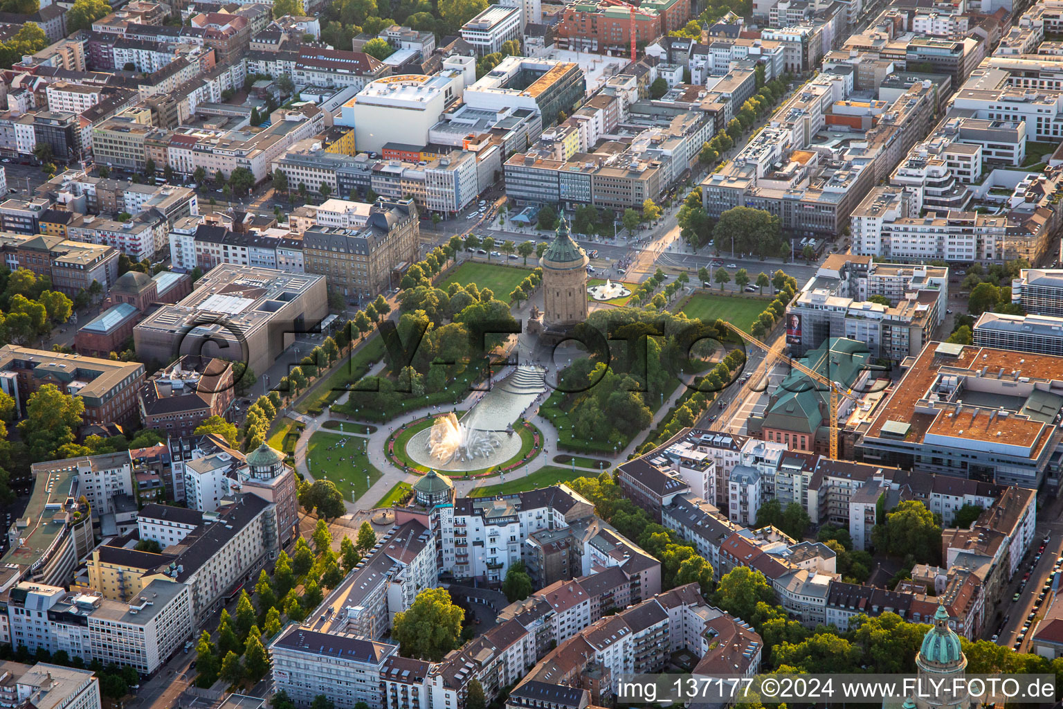 Photographie aérienne de Centre des congrès Rosengarten et château d'eau à le quartier Oststadt in Mannheim dans le département Bade-Wurtemberg, Allemagne