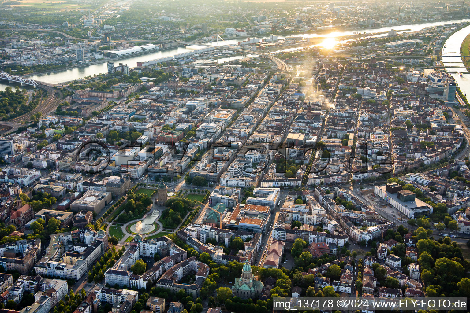 Vue aérienne de Ville de places entre le château d'eau, le Rhin et le Neckar vu de l'est à le quartier Innenstadt in Mannheim dans le département Bade-Wurtemberg, Allemagne