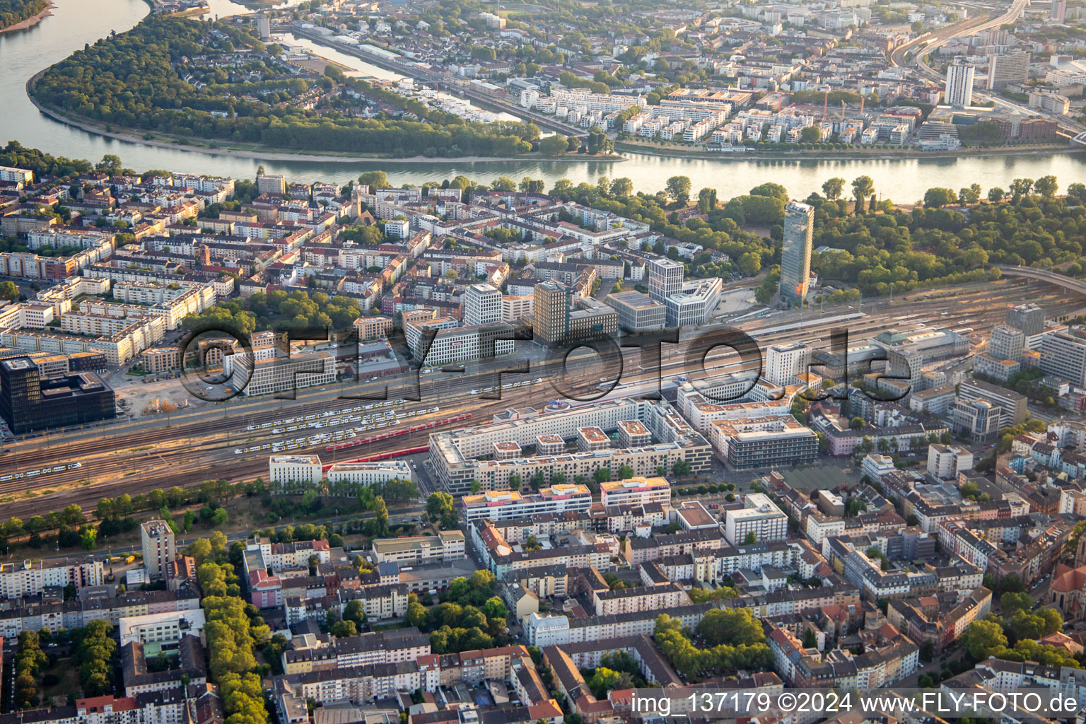 Vue aérienne de Voie ferrée et gare principale entre la B37 et Lindenhof à le quartier Schwetzingerstadt in Mannheim dans le département Bade-Wurtemberg, Allemagne