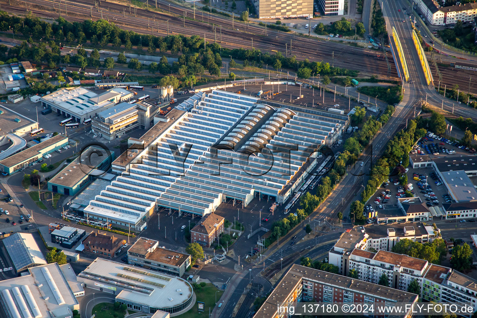 Vue aérienne de Dépôt de tramway 5 et musée des transports locaux à le quartier Schwetzingerstadt in Mannheim dans le département Bade-Wurtemberg, Allemagne