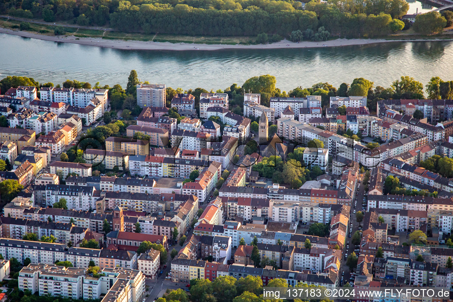 Vue aérienne de Windeckstrasse jusqu'à l'église Saint-Jean à le quartier Lindenhof in Mannheim dans le département Bade-Wurtemberg, Allemagne