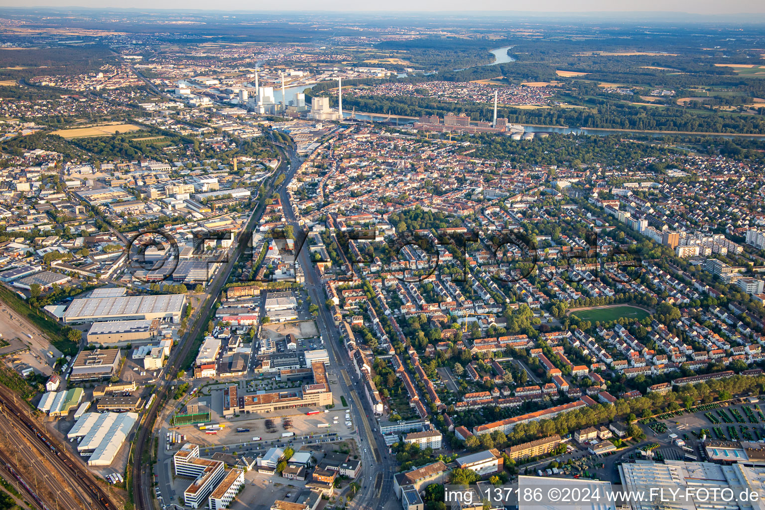 Vue aérienne de Neckarauerstrasse depuis le nord à le quartier Neckarau in Mannheim dans le département Bade-Wurtemberg, Allemagne