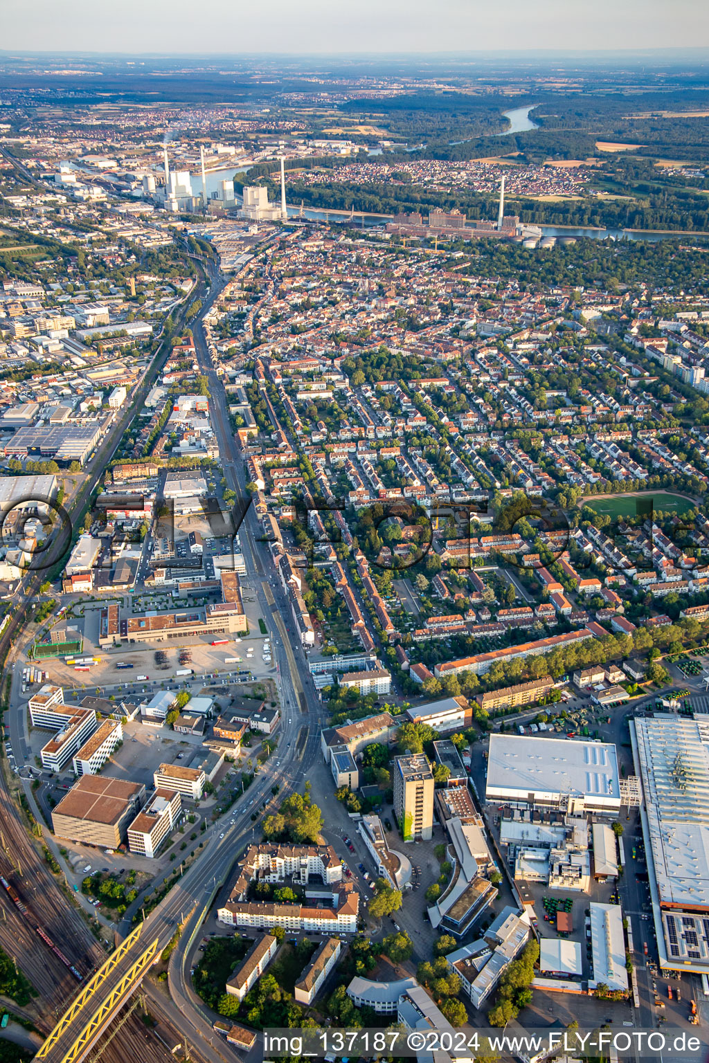 Vue aérienne de Neckarauerstrasse depuis le nord à le quartier Neckarau in Mannheim dans le département Bade-Wurtemberg, Allemagne