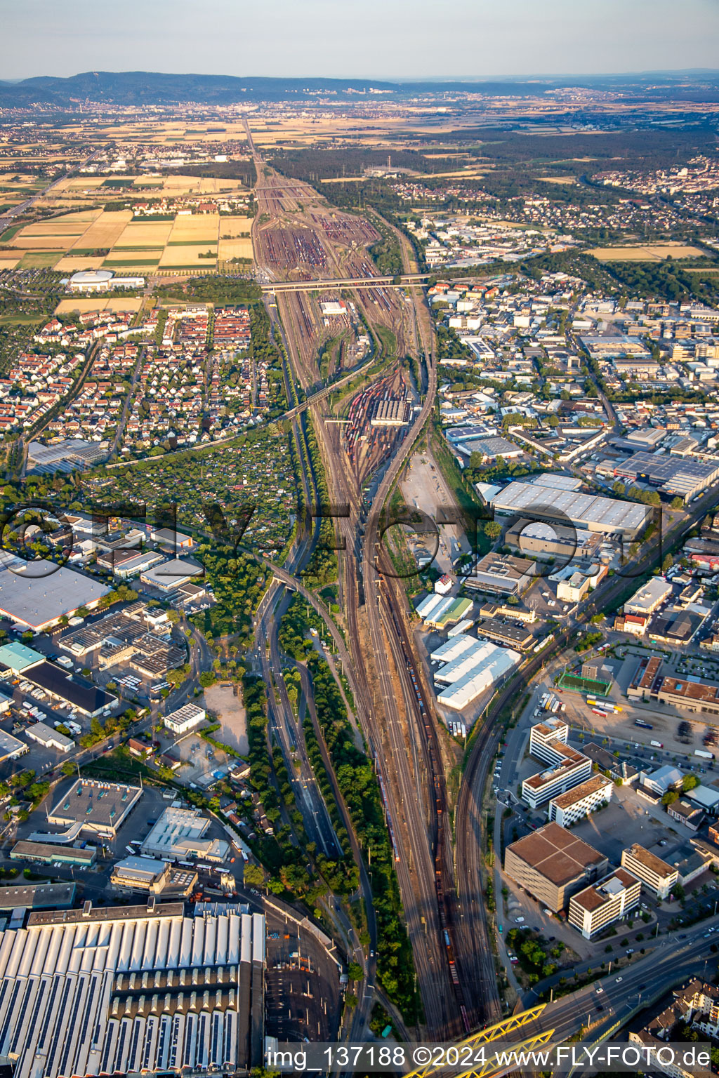 Vue aérienne de Gare de triage, poste de signalisation du réseau DB 17, ligne de locomotives DB Cargo Mannheim en provenance du nord à le quartier Neuhermsheim in Mannheim dans le département Bade-Wurtemberg, Allemagne