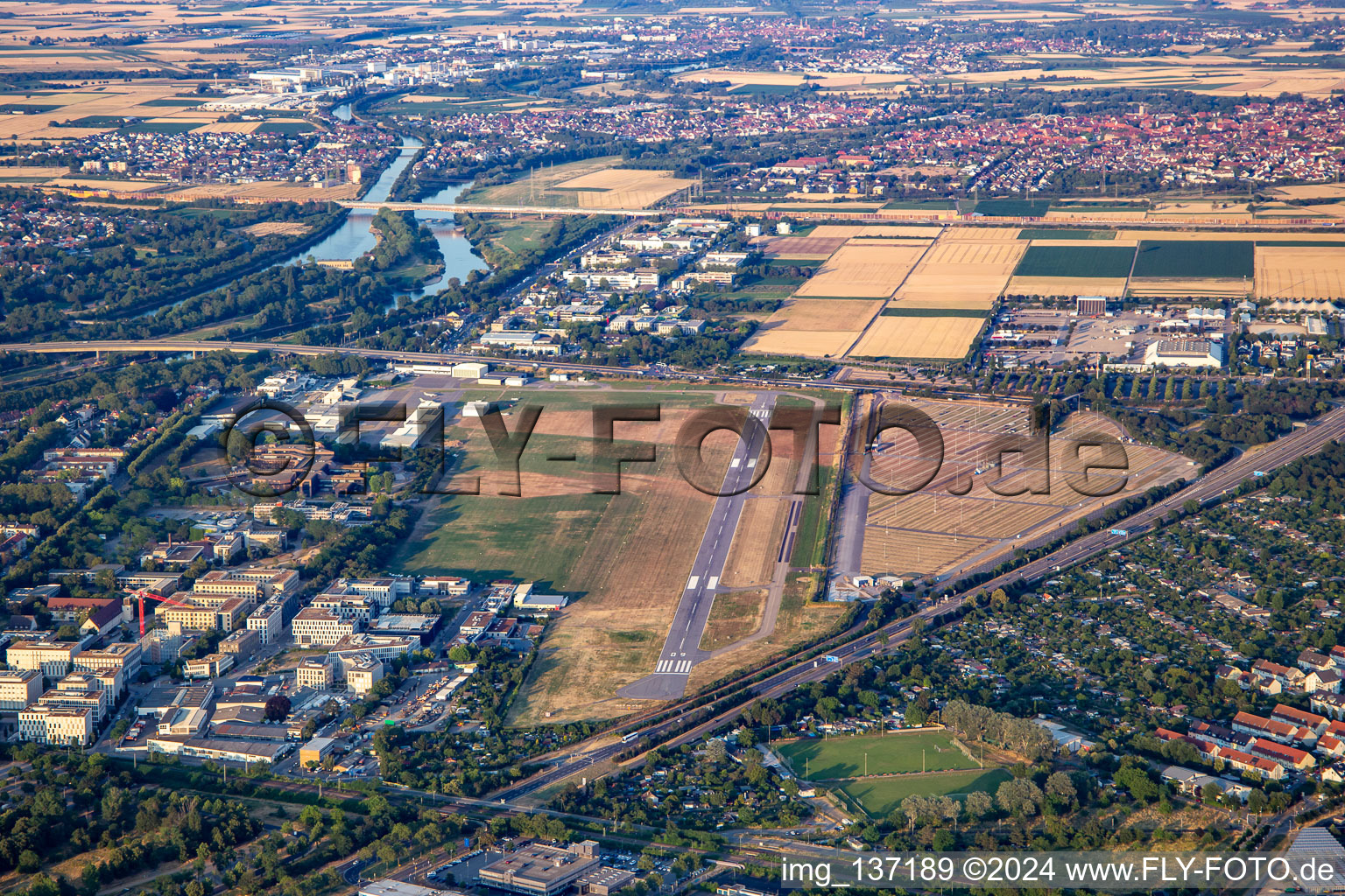 Vue aérienne de Aéroport urbain Mannheim depuis le sud-est à le quartier Neuostheim in Mannheim dans le département Bade-Wurtemberg, Allemagne