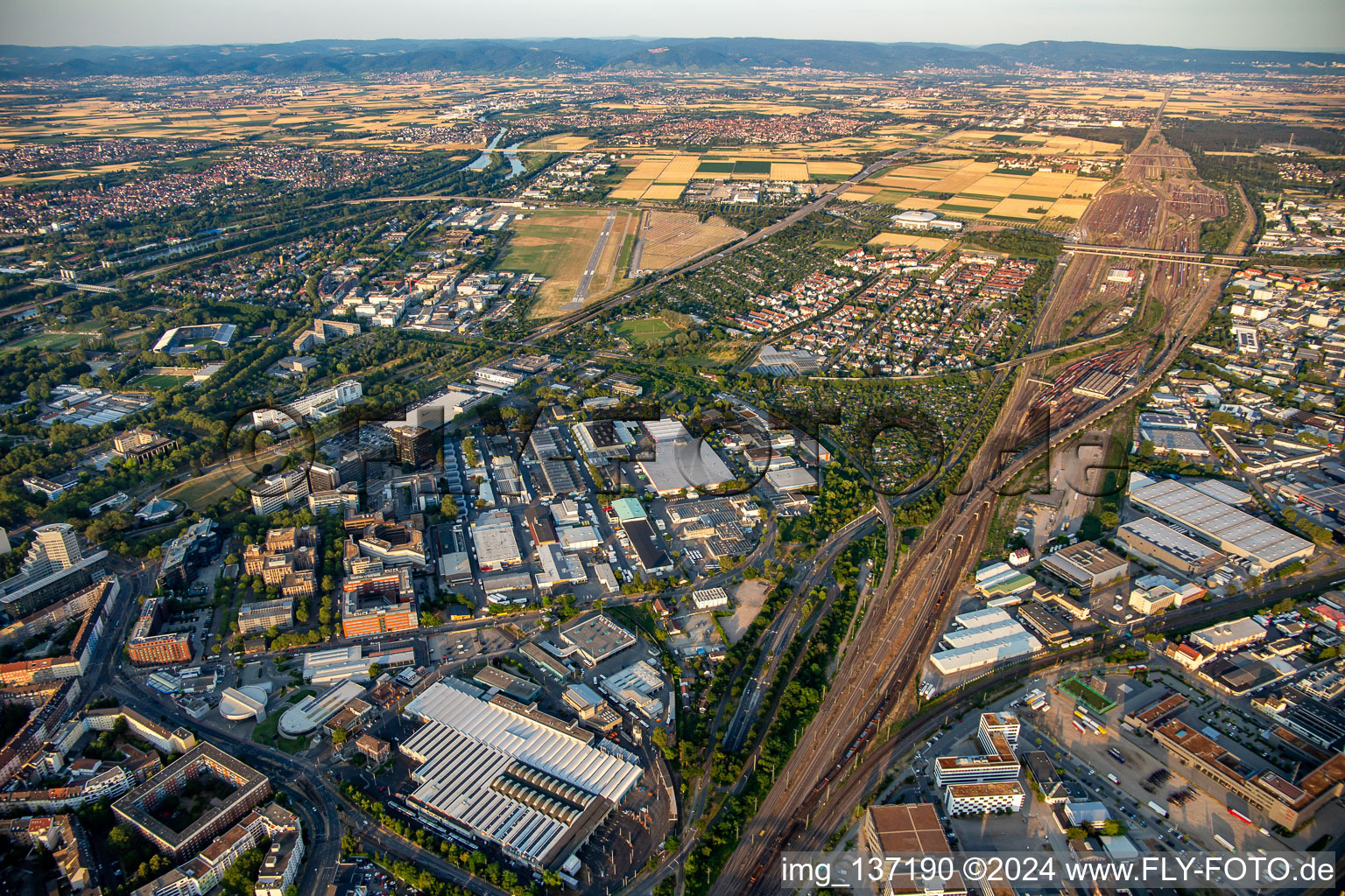 Vue aérienne de Zone commerciale de Fahrlach à le quartier Schwetzingerstadt in Mannheim dans le département Bade-Wurtemberg, Allemagne