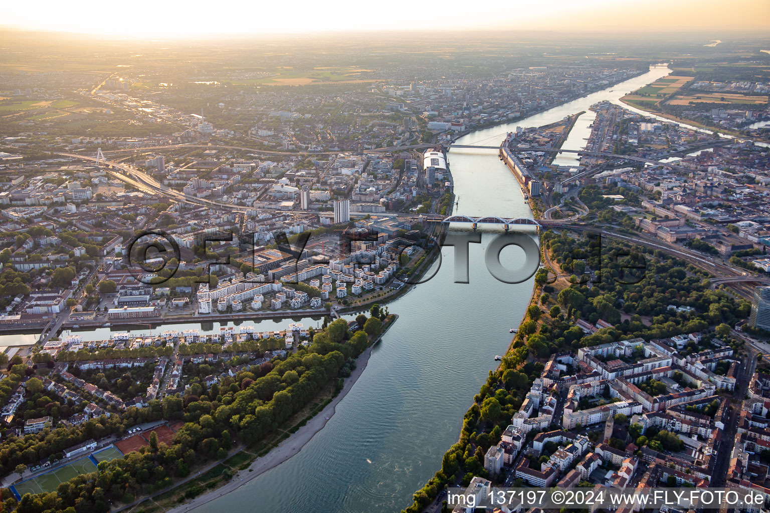 Enregistrement par drone de Quartier Lindenhof in Mannheim dans le département Bade-Wurtemberg, Allemagne