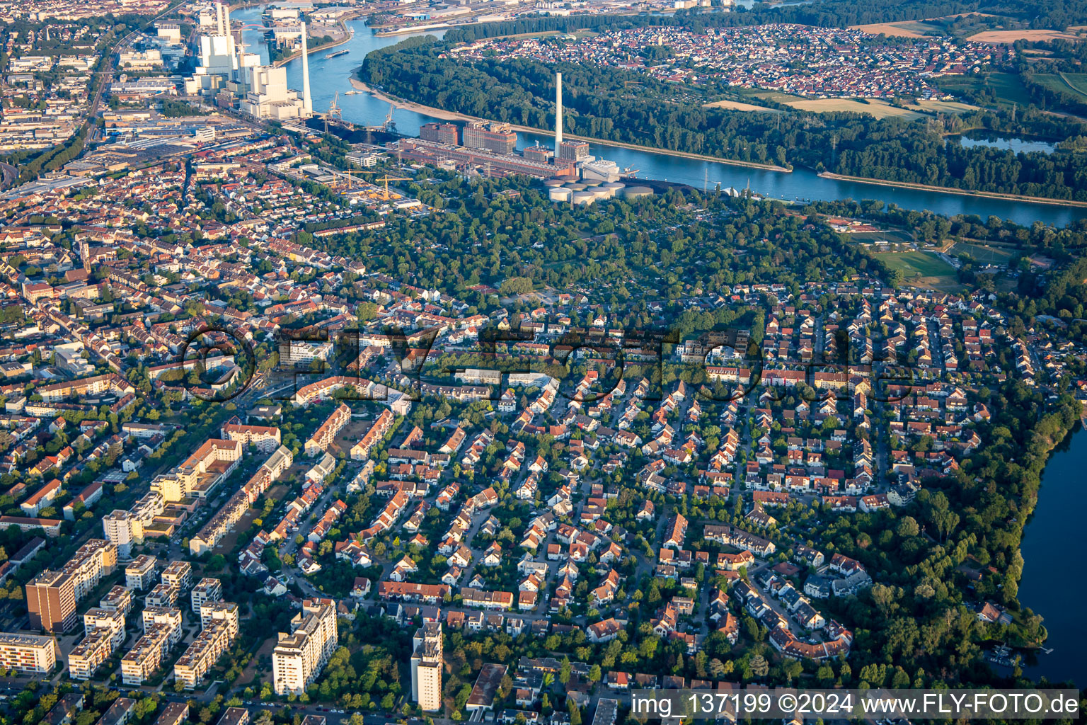 Quartier Neckarau in Mannheim dans le département Bade-Wurtemberg, Allemagne depuis l'avion