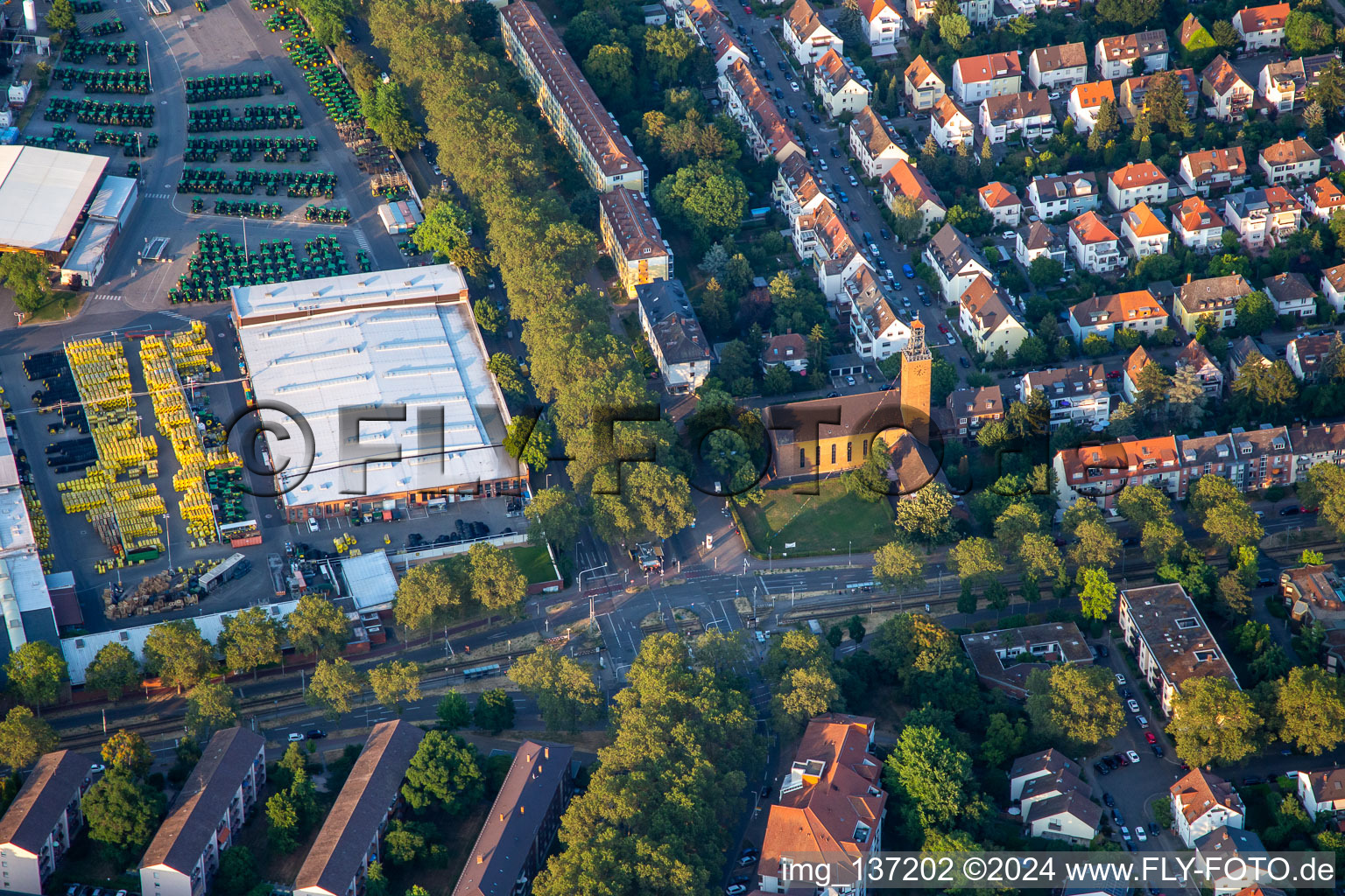 Vue aérienne de John Deere à côté de l'église Saint-Marc à le quartier Almenhof in Mannheim dans le département Bade-Wurtemberg, Allemagne