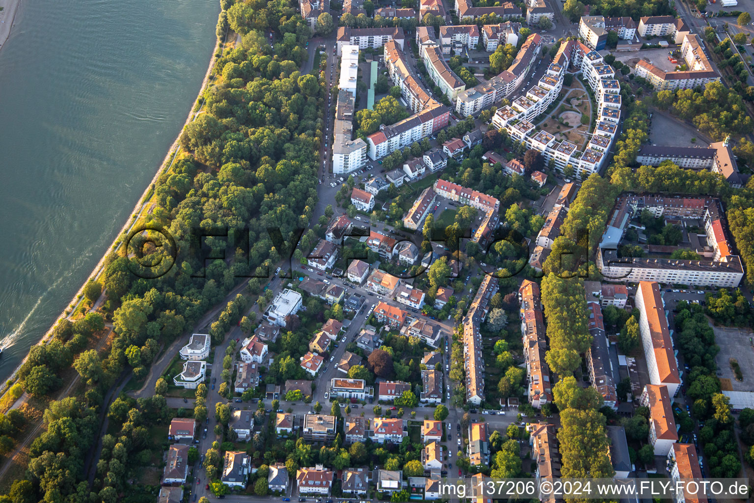 Vue aérienne de Stephanienufer et Schwarzwaldstrasse au Waldpark à le quartier Lindenhof in Mannheim dans le département Bade-Wurtemberg, Allemagne