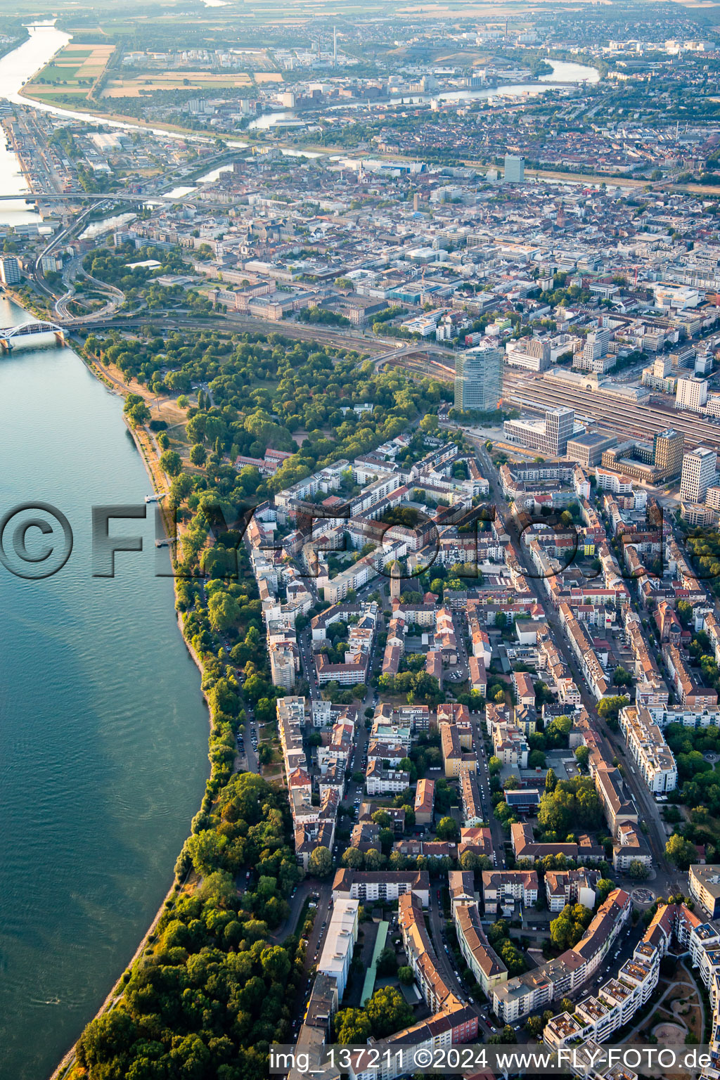 Vue oblique de Stéphanie banque à le quartier Lindenhof in Mannheim dans le département Bade-Wurtemberg, Allemagne