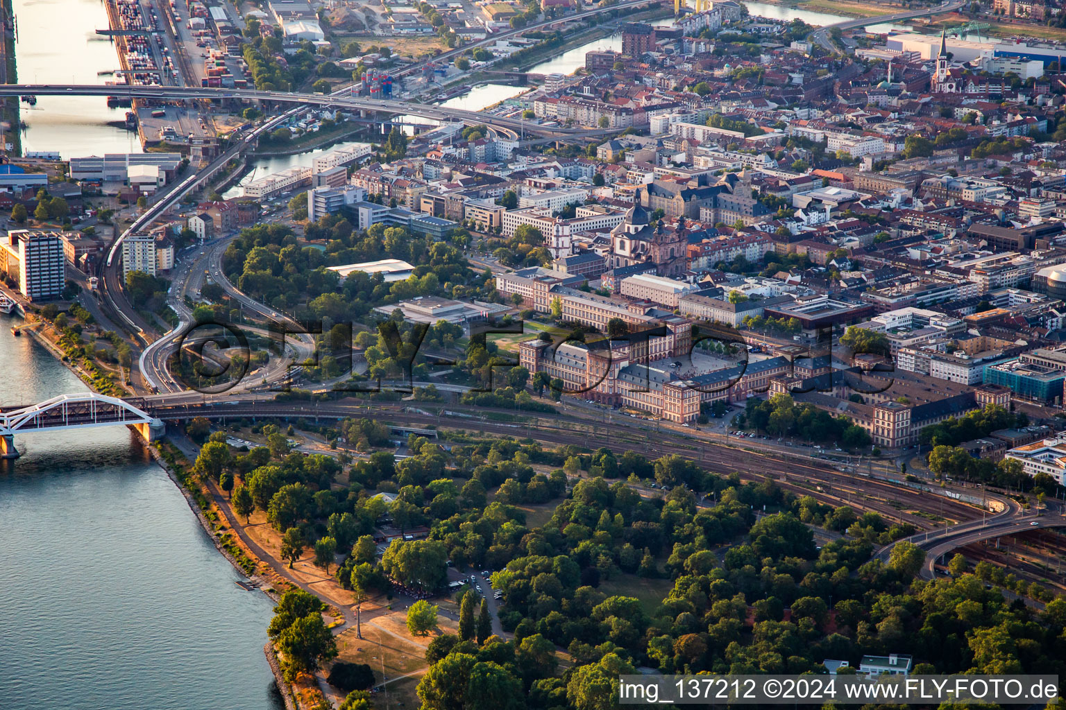 Vue aérienne de Palais baroque Mannheim avec université Mannheim à le quartier Innenstadt in Mannheim dans le département Bade-Wurtemberg, Allemagne