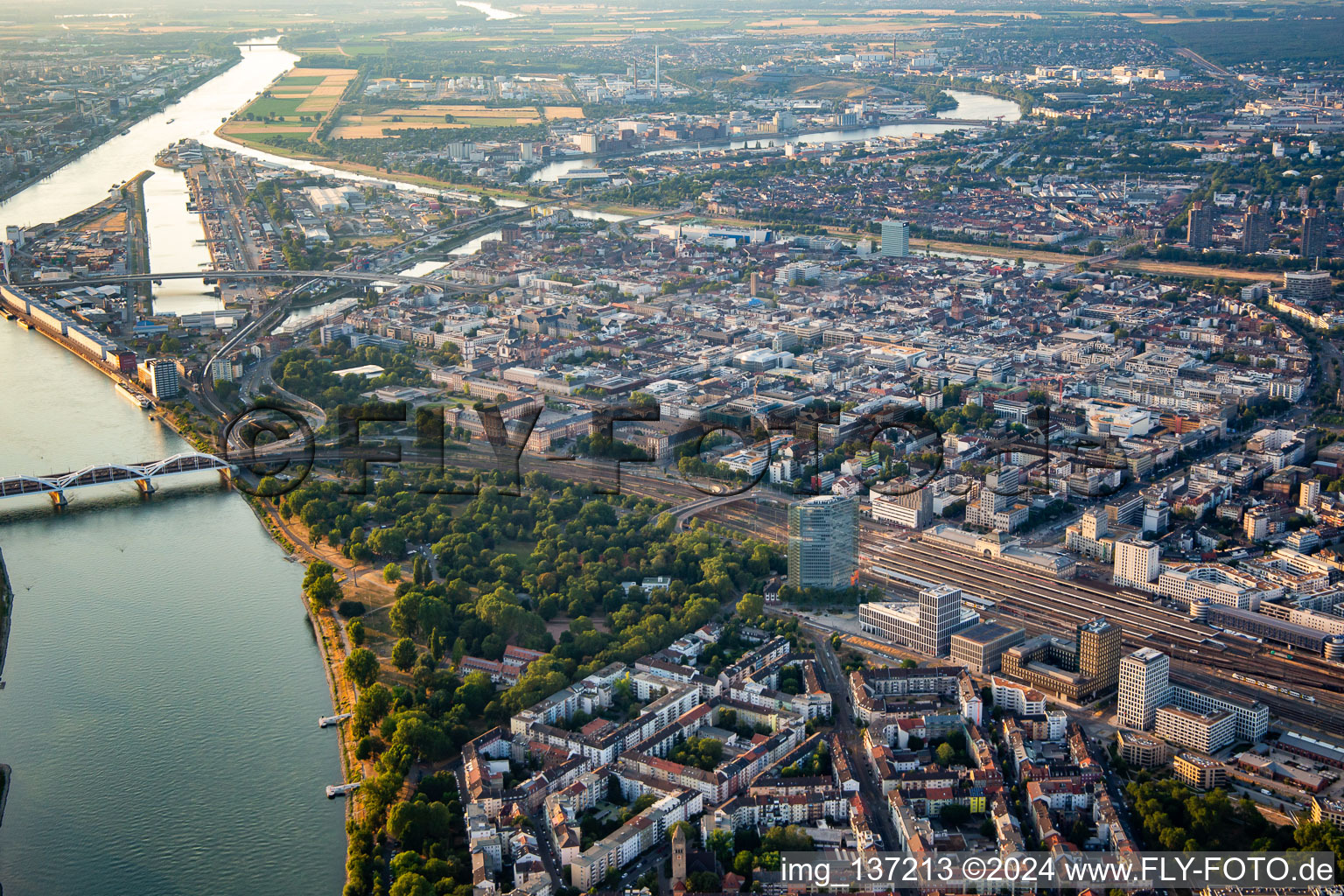 Vue aérienne de Ville de places du sud entre voie ferrée, Rhin et Neckar et Ring à le quartier Innenstadt in Mannheim dans le département Bade-Wurtemberg, Allemagne