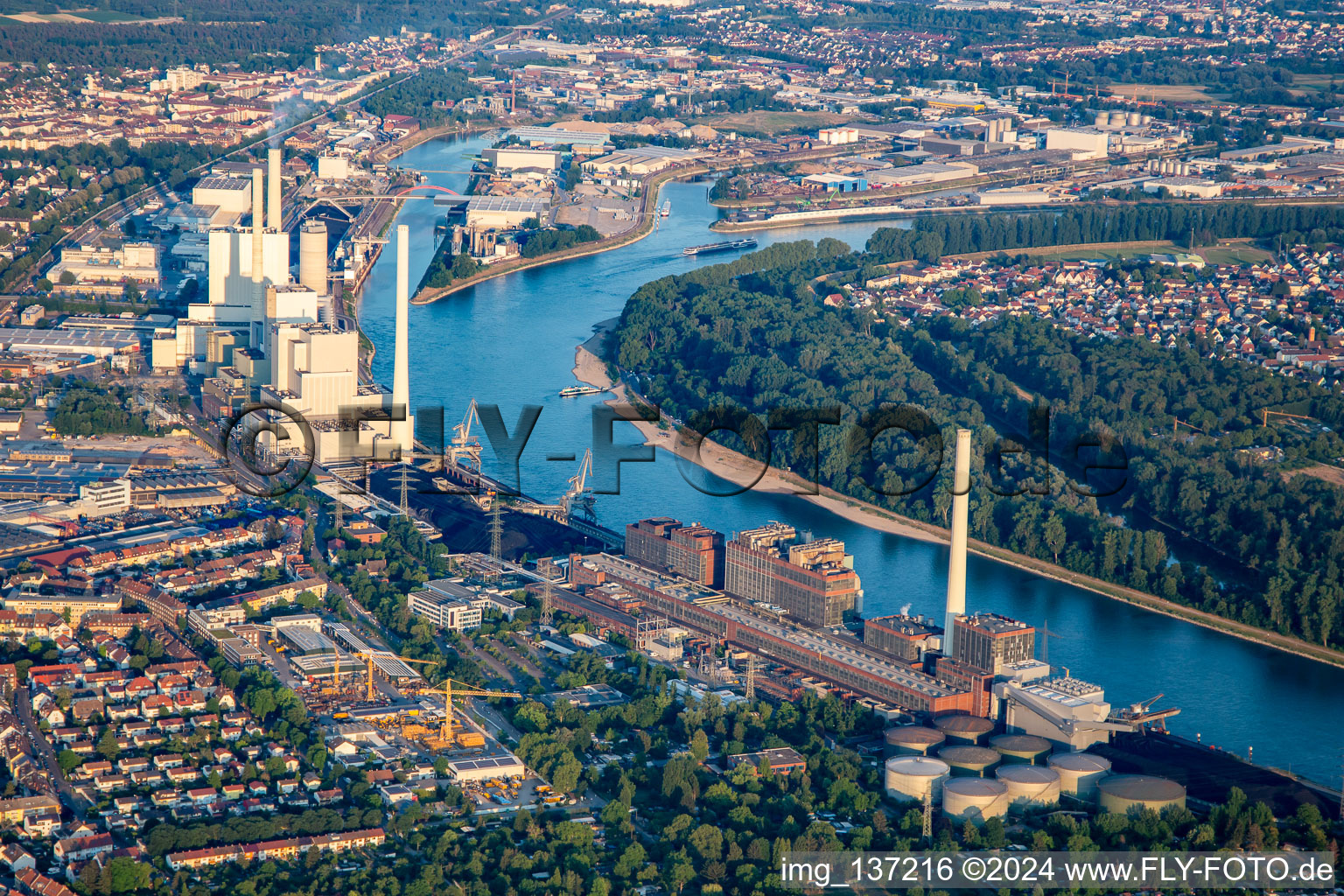 Vue aérienne de Grande centrale électrique Mannheim GKM du nord à le quartier Neckarau in Mannheim dans le département Bade-Wurtemberg, Allemagne