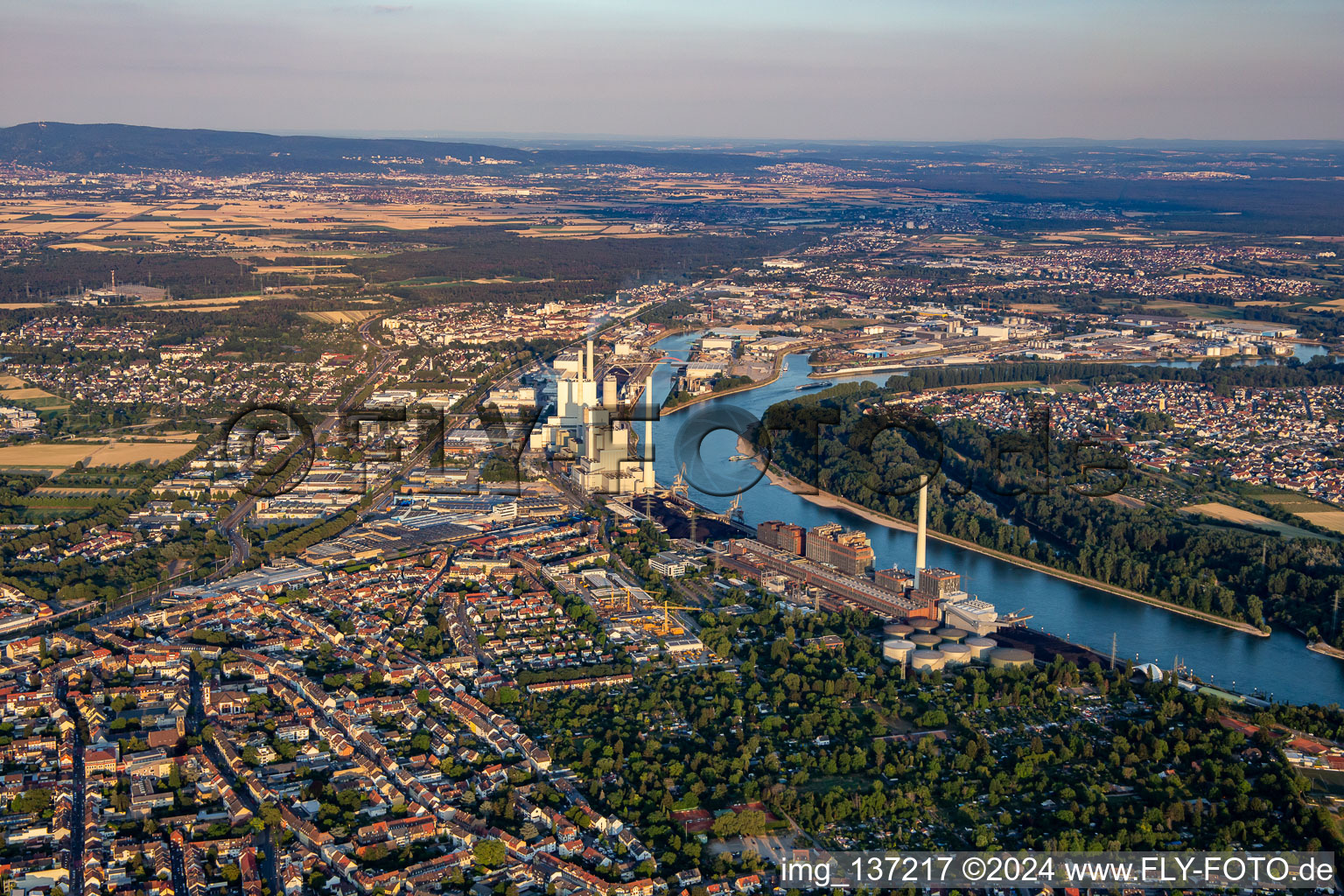 Vue aérienne de Grande centrale électrique Mannheim GKM du nord à le quartier Neckarau in Mannheim dans le département Bade-Wurtemberg, Allemagne