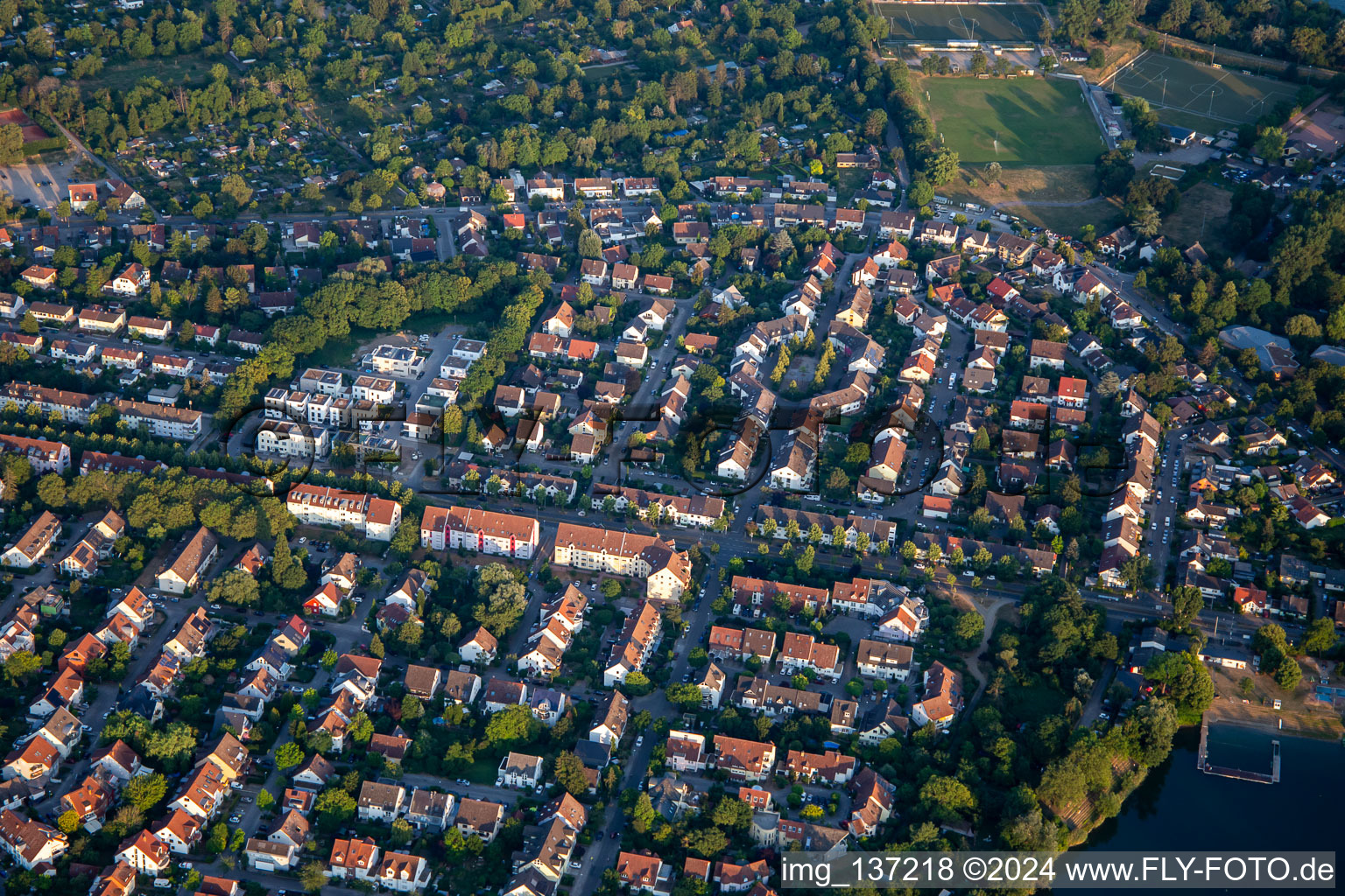 Vue aérienne de Siegfriedstr à le quartier Neckarau in Mannheim dans le département Bade-Wurtemberg, Allemagne
