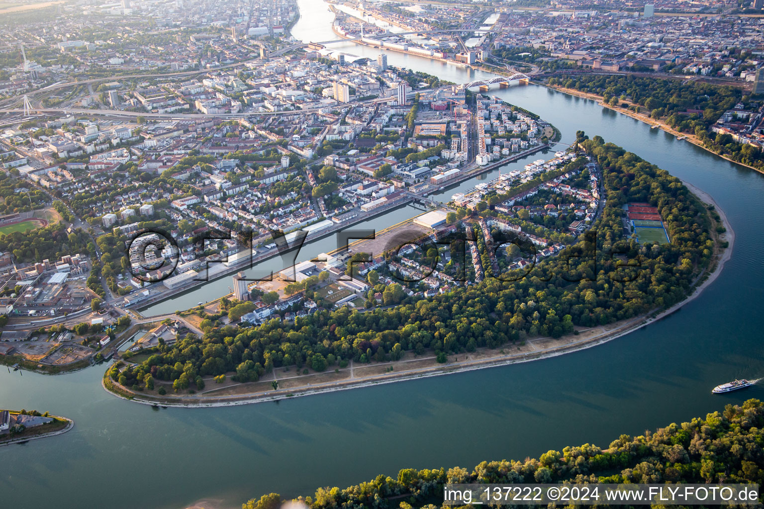 Vue aérienne de Île du parc depuis le sud à le quartier Süd in Ludwigshafen am Rhein dans le département Rhénanie-Palatinat, Allemagne