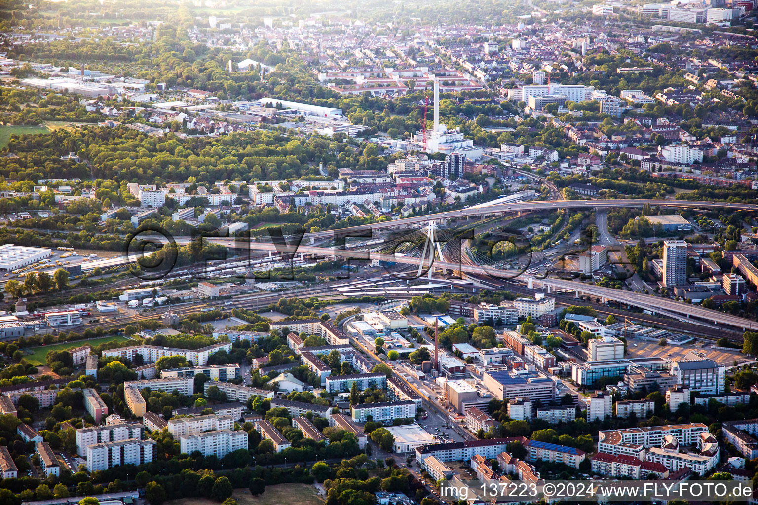 Vue aérienne de Routes surélevées B37 et B44 au-dessus de la gare à le quartier Mitte in Ludwigshafen am Rhein dans le département Rhénanie-Palatinat, Allemagne